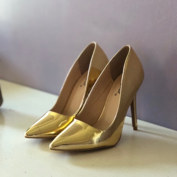 Qupid Gold Kitten Heel Pumps. Size 6 - Picture 3 of 3